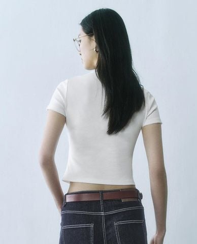  URBAN REVIVO - Áo croptop nữ cổ tròn tay ngắn phom ôm 