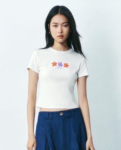  URBAN REVIVO - Áo croptop nữ cổ tròn tay ngắn thêu họa tiết 