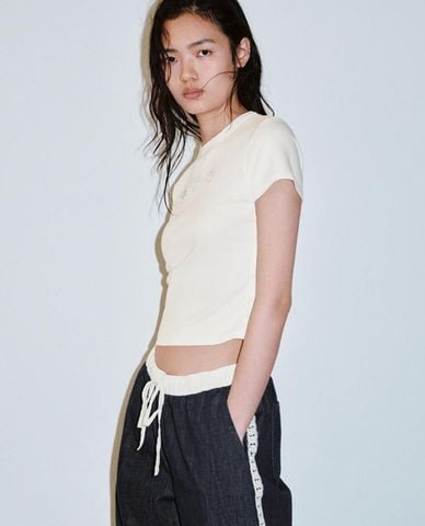  URBAN REVIVO - Áo croptop nữ cổ tròn tay ngắn in họa tiết 