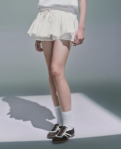  URBAN REVIVO - Quần short giả váy nữ phối dây rút 
