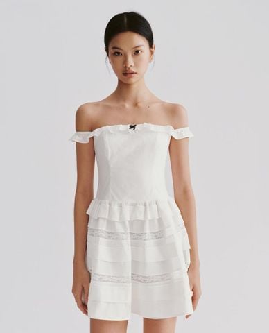  URBAN REVIVO - Đầm trễ vai mini xếp tầng phối ren 
