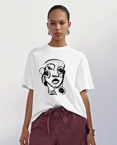  URBAN REVIVO - Áo thun nữ cổ tròn tay ngắn in hình 