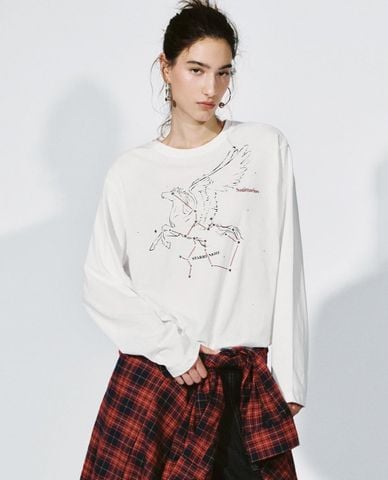  URBAN REVIVO - Áo thun nữ cổ tròn tay dài in họa tiết 