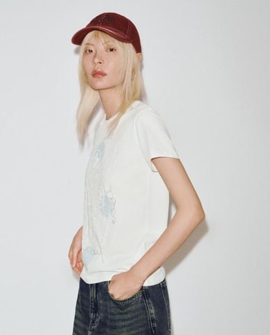  URBAN REVIVO - Áo thun nữ cổ tròn tay ngắn in họa tiết 