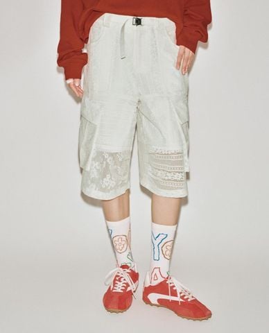  URBAN REVIVO - Quần nữ ống rộng túi hộp phối ren 