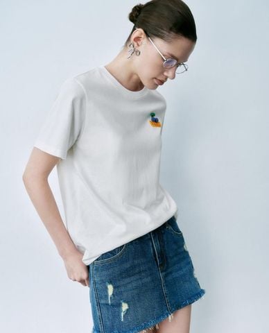  URBAN REVIVO - Áo thun nữ cổ tròn tay ngắn thêu họa tiết 