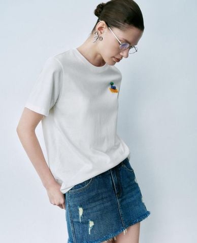  URBAN REVIVO - Áo thun nữ cổ tròn tay ngắn thêu họa tiết 