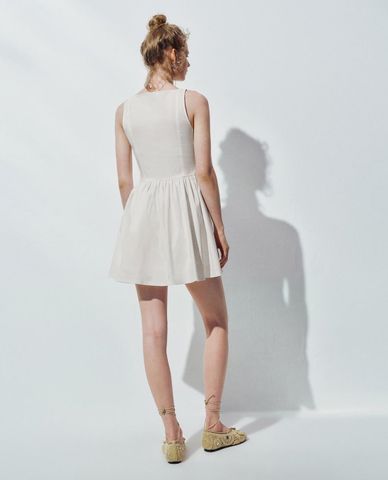  URBAN REVIVO - Đầm hai dây mini cổ vuông xếp li 