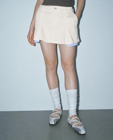  URBAN REVIVO - Chân váy denim mini xếp li 