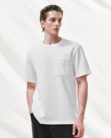  URBAN REVIVO - Áo thun nam cổ tròn tay ngắn phối túi 