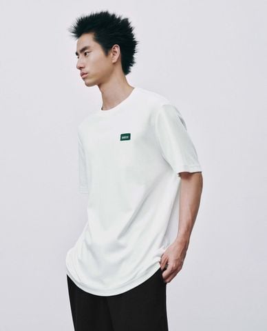  URBAN REVIVO - Áo thun nam cổ tròn tay ngắn thêu patch 