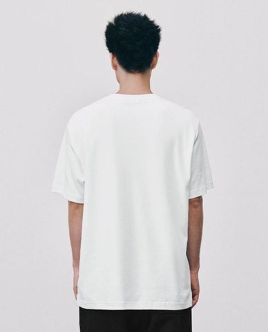  URBAN REVIVO - Áo thun nam cổ tròn tay ngắn thêu patch 