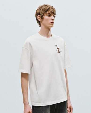  URBAN REVIVO - Áo thun nam cổ tròn tay ngắn in hình 