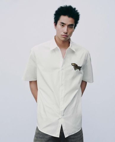  URBAN REVIVO - Áo sơ mi nam cổ bẻ tay ngắn thêu patch 