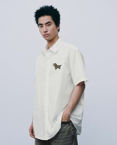  URBAN REVIVO - Áo sơ mi nam cổ bẻ tay ngắn thêu patch 