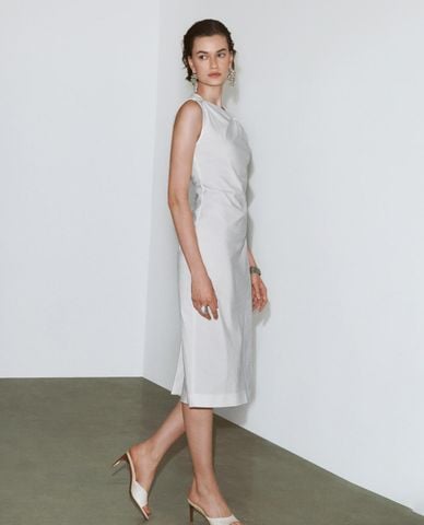  URBAN REVIVO - Đầm sát nách midi cổ lệch phom ôm 