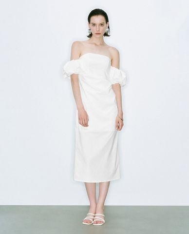  URBAN REVIVO - Đầm trễ vai midi phom ôm tay phồng 