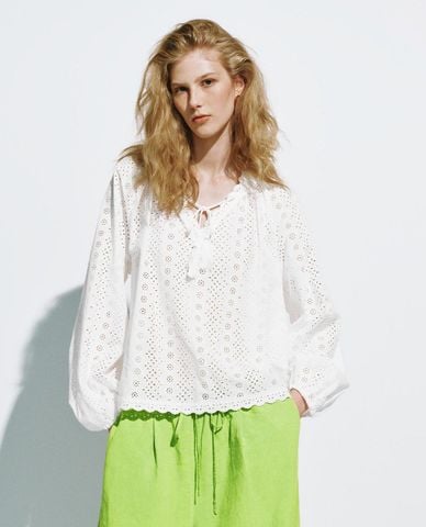  URBAN REVIVO - Áo kiểu nữ cổ V tay phồng phối ren 