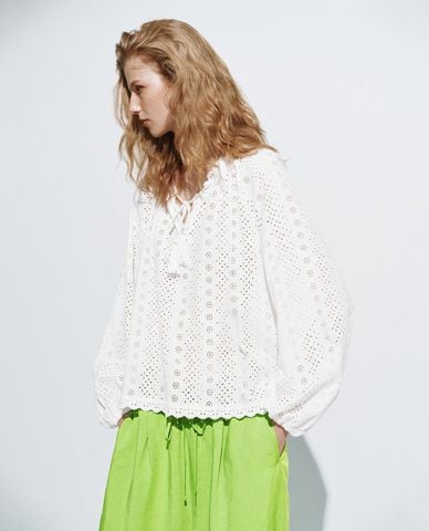  URBAN REVIVO - Áo kiểu nữ cổ V tay phồng phối ren 