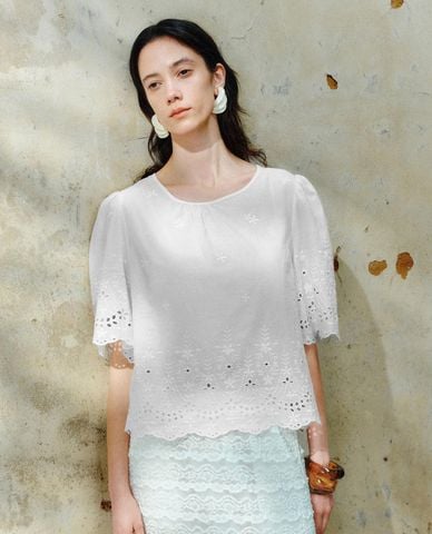  URBAN REVIVO - Áo kiểu nữ cổ tròn tay ngắn họa tiết ren 