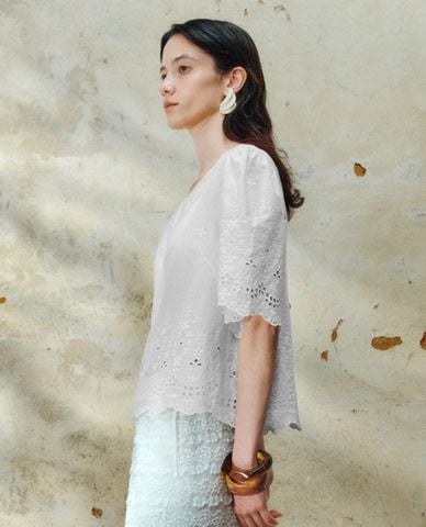  URBAN REVIVO - Áo kiểu nữ cổ tròn tay ngắn họa tiết ren 