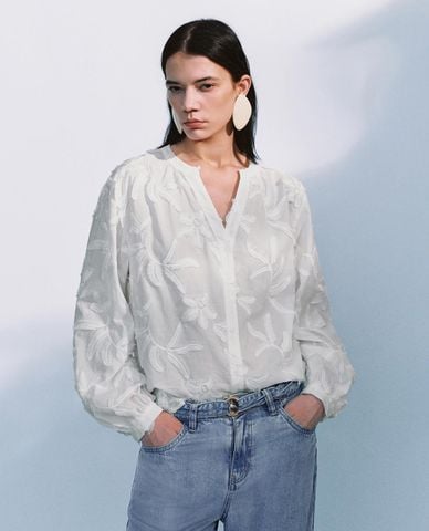  URBAN REVIVO - Áo kiểu nữ cổ V tay phồng thêu nổi 