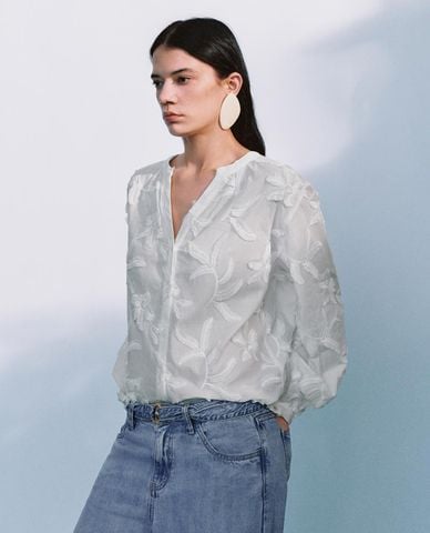  URBAN REVIVO - Áo kiểu nữ cổ V tay phồng thêu nổi 