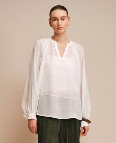  URBAN REVIVO - Áo kiểu nữ cổ V tay dài thêu viền 