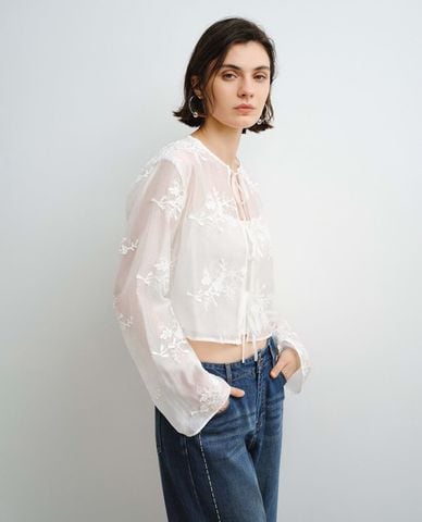  URBAN REVIVO - Áo kiểu nữ cổ tròn tay dài thêu hoa nổi 