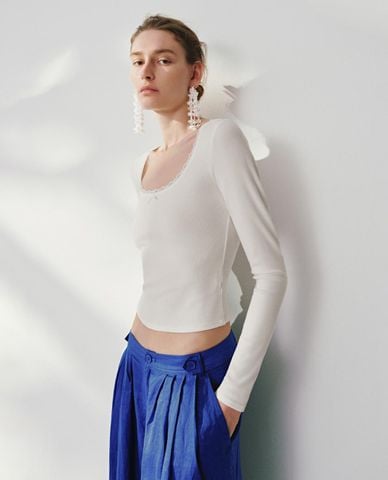  URBAN REVIVO - Áo kiểu nữ cổ vuông tay dài viền ren 