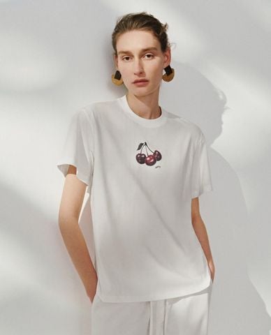  URBAN REVIVO - Áo thun nữ cổ tròn tay ngắn in họa tiết 