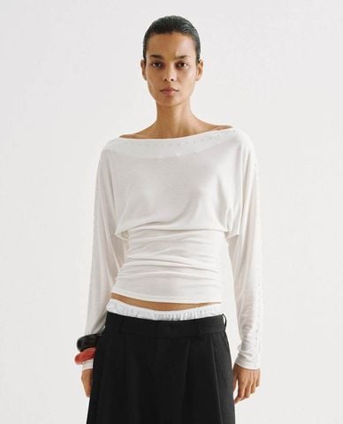  URBAN REVIVO - Áo thun nữ cổ thuyền tay dài đính cườm 