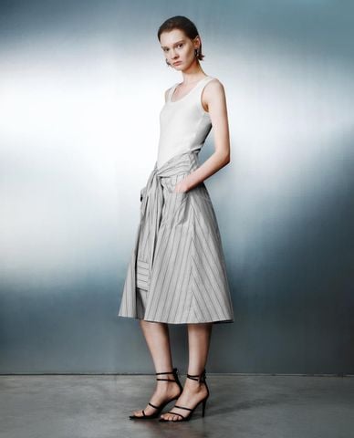  URBAN REVIVO - Đầm sát nách midi quấn eo thanh lịch 