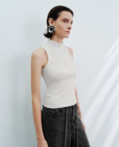  URBAN REVIVO - Áo sát nách nữ cổ cao phom ôm 