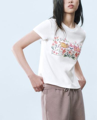  URBAN REVIVO - Áo thun nữ cổ tròn tay ngắn in họa tiết 