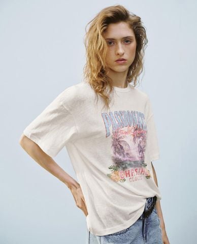  URBAN REVIVO - Áo thun nữ cổ tròn tay ngắn in họa tiết 