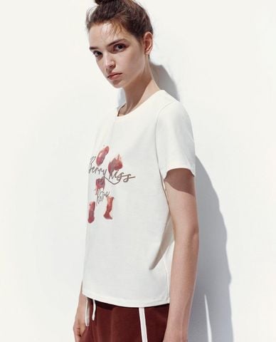  URBAN REVIVO - Áo thun nữ cổ tròn tay ngắn in họa tiết 