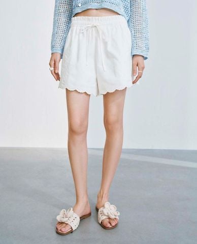  URBAN REVIVO - Quần short nữ ống rộng lưng thun phối ren 