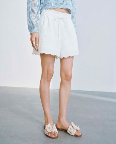  URBAN REVIVO - Quần short nữ ống rộng lưng thun phối ren 