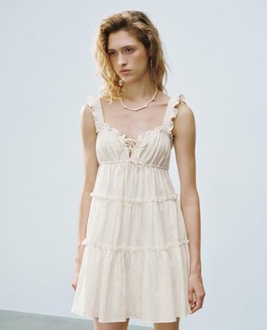  URBAN REVIVO - Đầm hai dây mini xếp tầng phối nơ 