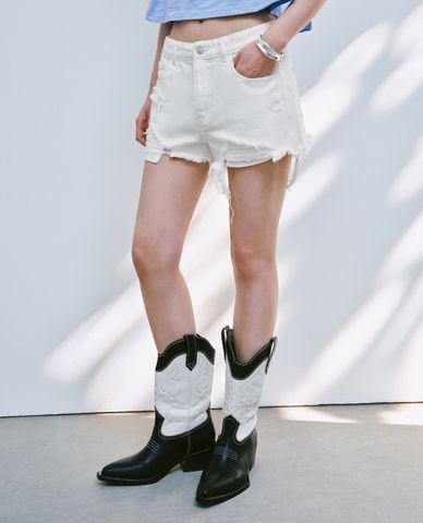  URBAN REVIVO - Quần short jeans nữ rách gấu 