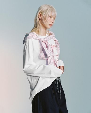  URBAN REVIVO - Áo thun nữ cổ tròn tay dài in họa tiết 