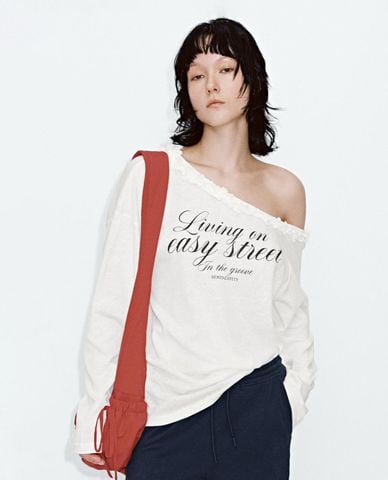  URBAN REVIVO - Áo thun nữ tay dài lệch vai viền bèo 