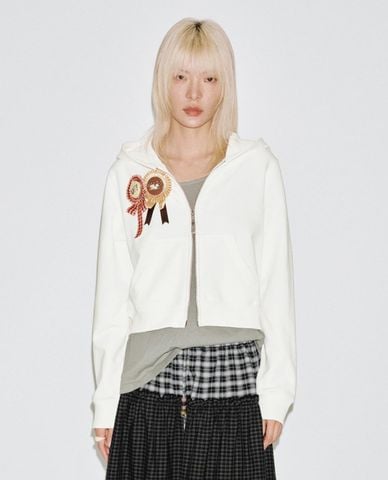  URBAN REVIVO - Áo khoác phối mũ nữ khoá zip phối huy hiệu 