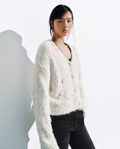  URBAN REVIVO - Áo khoác cardigan nữ cổ V tay dài thêu hoa 