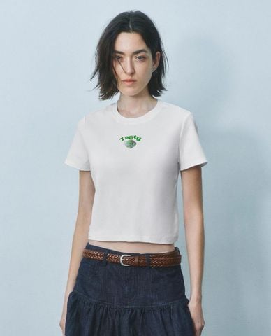  URBAN REVIVO - Áo croptop nữ cổ tròn tay ngắn in họa tiết 