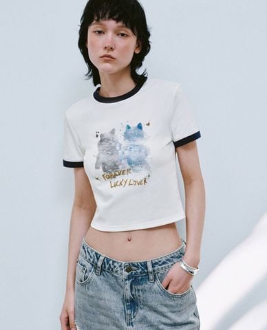  URBAN REVIVO - Áo croptop nữ cổ tròn tay ngắn in họa tiết 