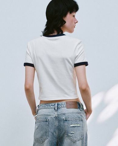  URBAN REVIVO - Áo croptop nữ cổ tròn tay ngắn in họa tiết 