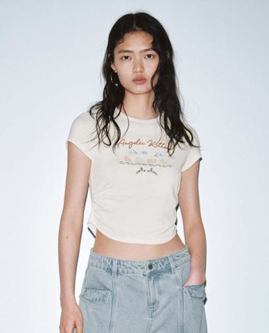  URBAN REVIVO - Áo croptop nữ cổ tròn tay ngắn nhún eo 