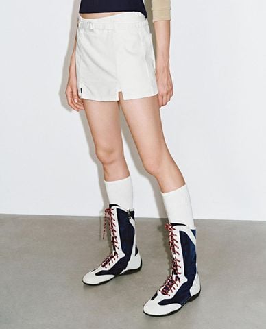  URBAN REVIVO - Chân váy denim mini kèm thắt lưng 